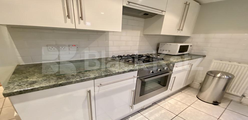 			LET , 2 Bedroom, 1 bath, 1 reception Apartment			 Killyon Road, Clapham